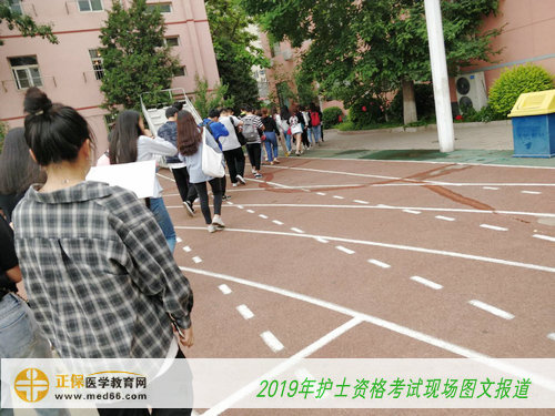 2019護士資格考試——考生準備入場，緊張復(fù)習(xí)中